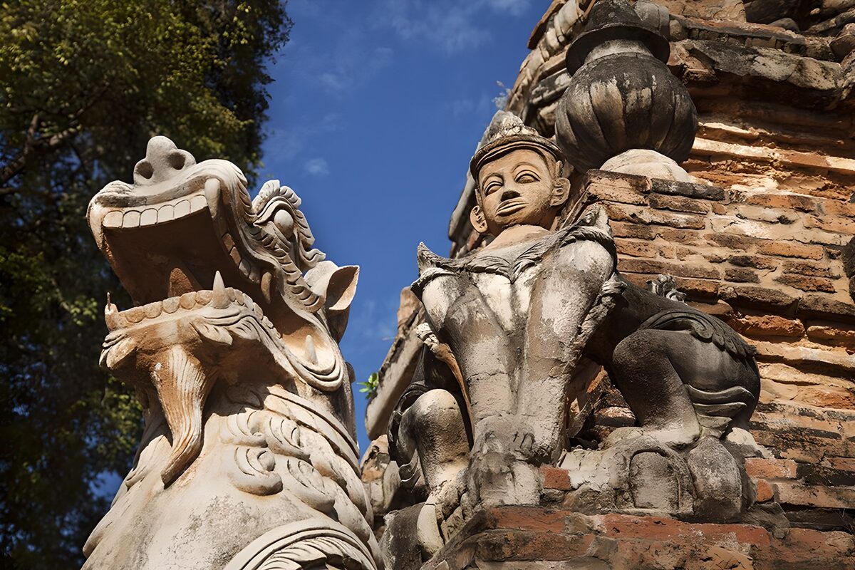 Esculturas al sol junto al viejo templo
