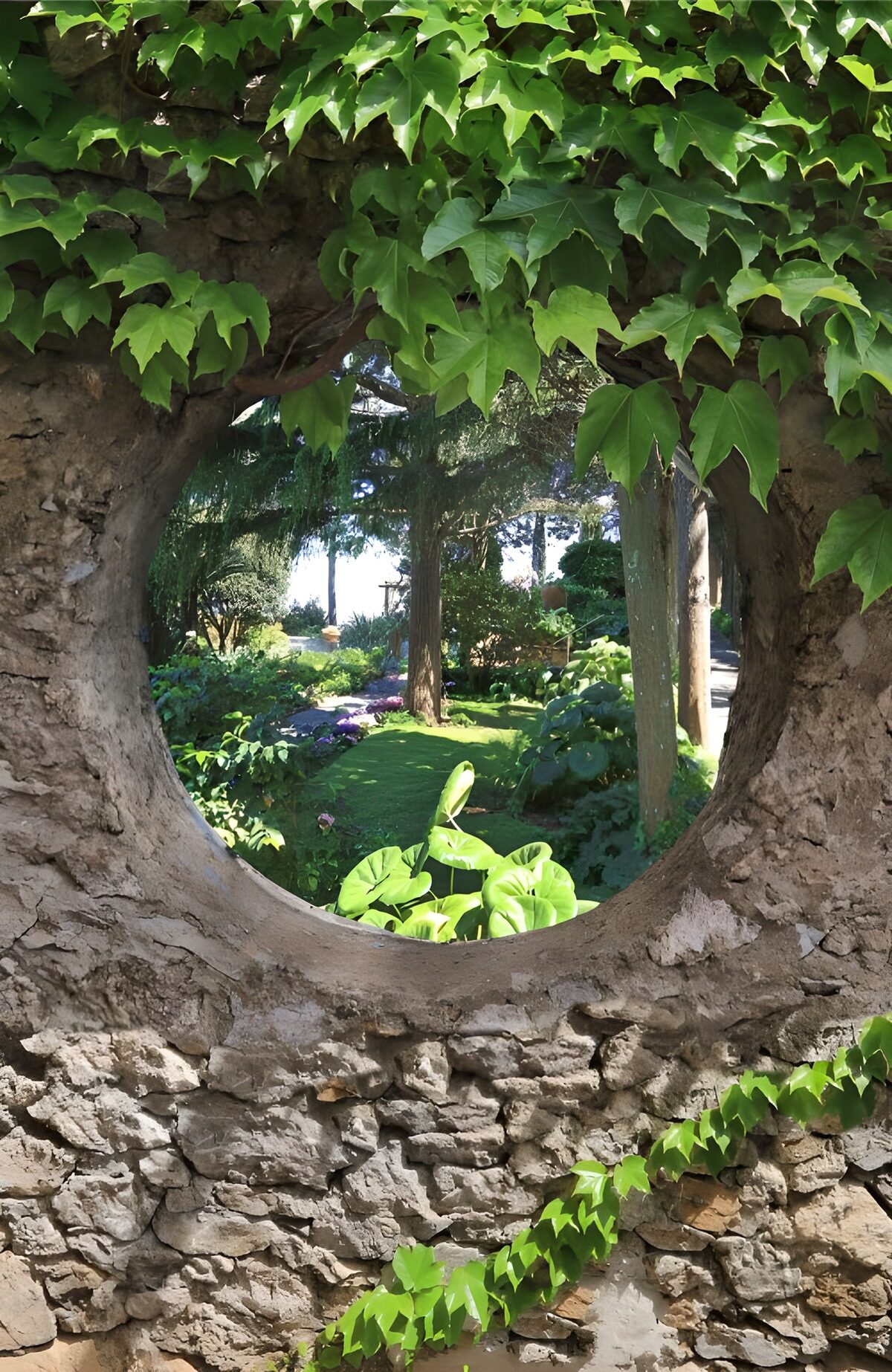 Jardín tras una ventana de piedra