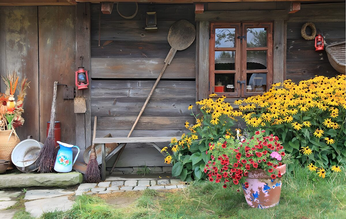 Fachada rústica con flores de verano