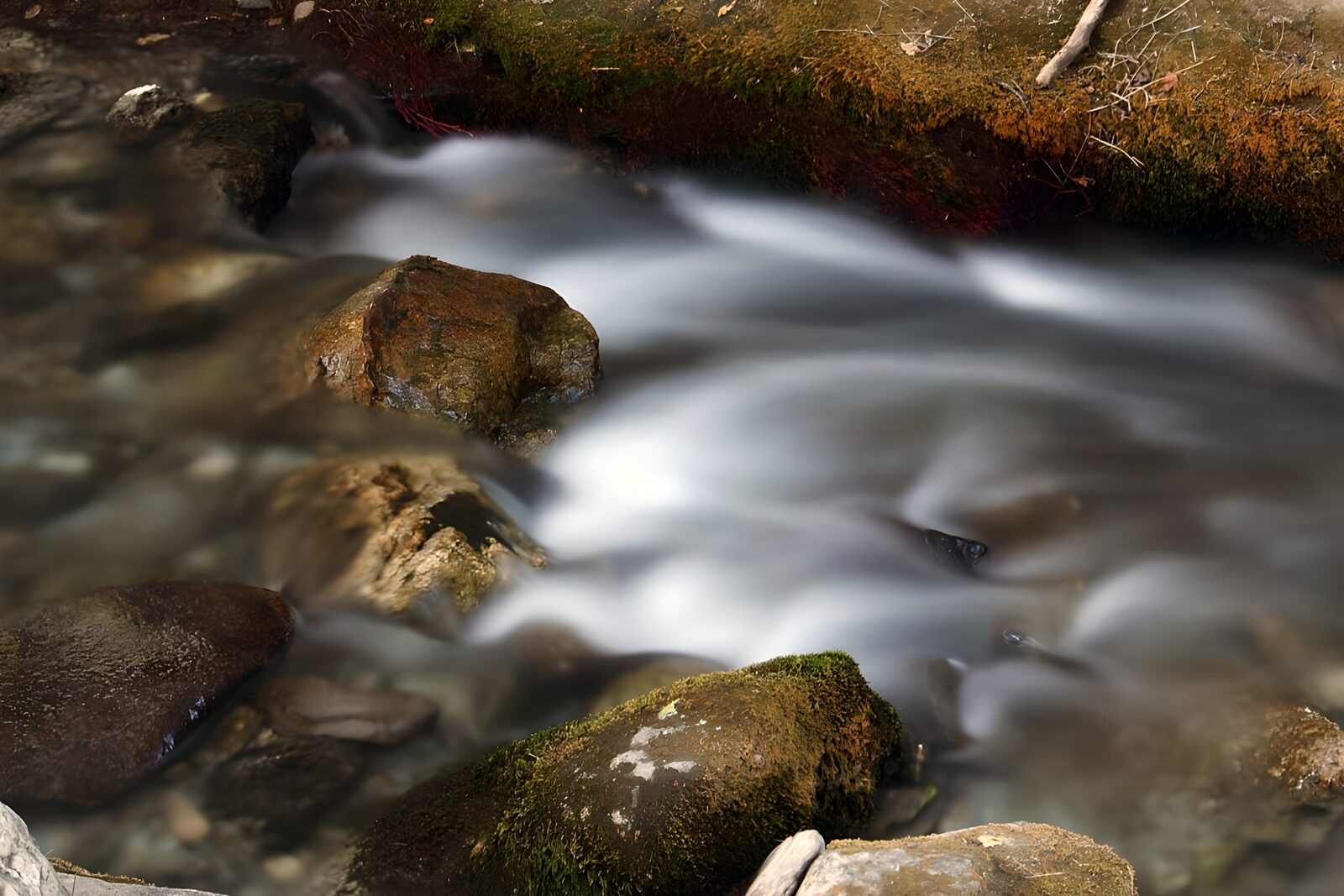 TPES63099: Agua de seda entre piedras