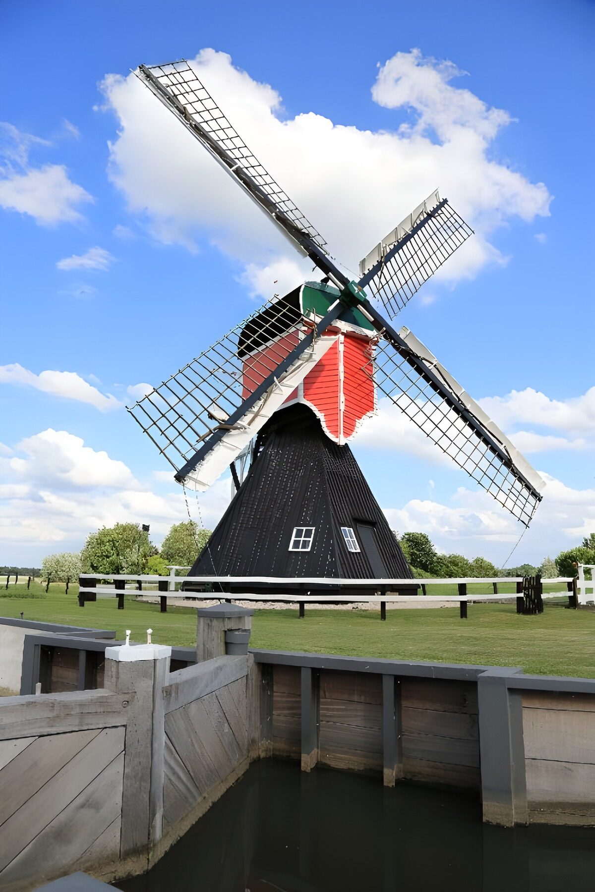 Molino holandés junto al canal