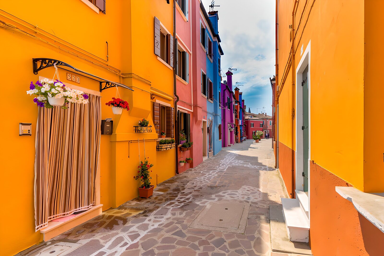 TPES43684: Calle empedrada entre casas de colores