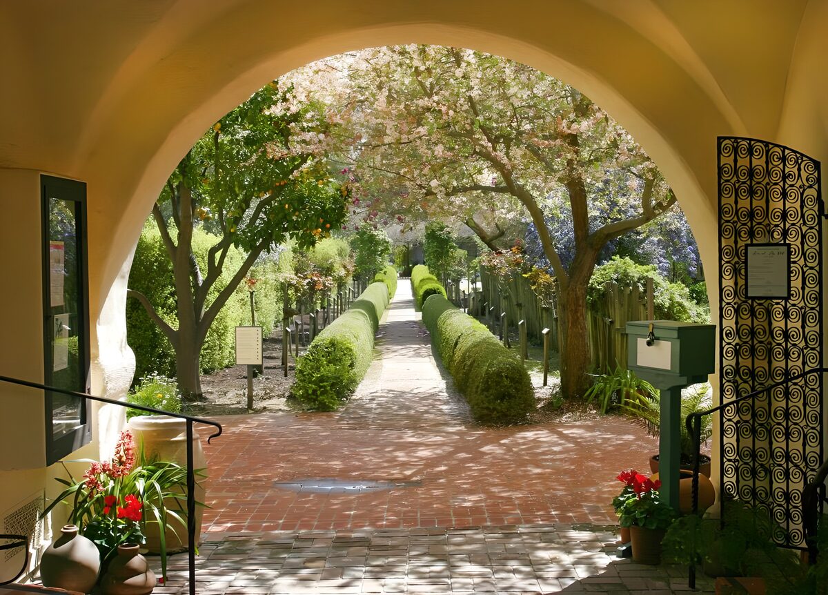 Arco al jardín de setos y flores