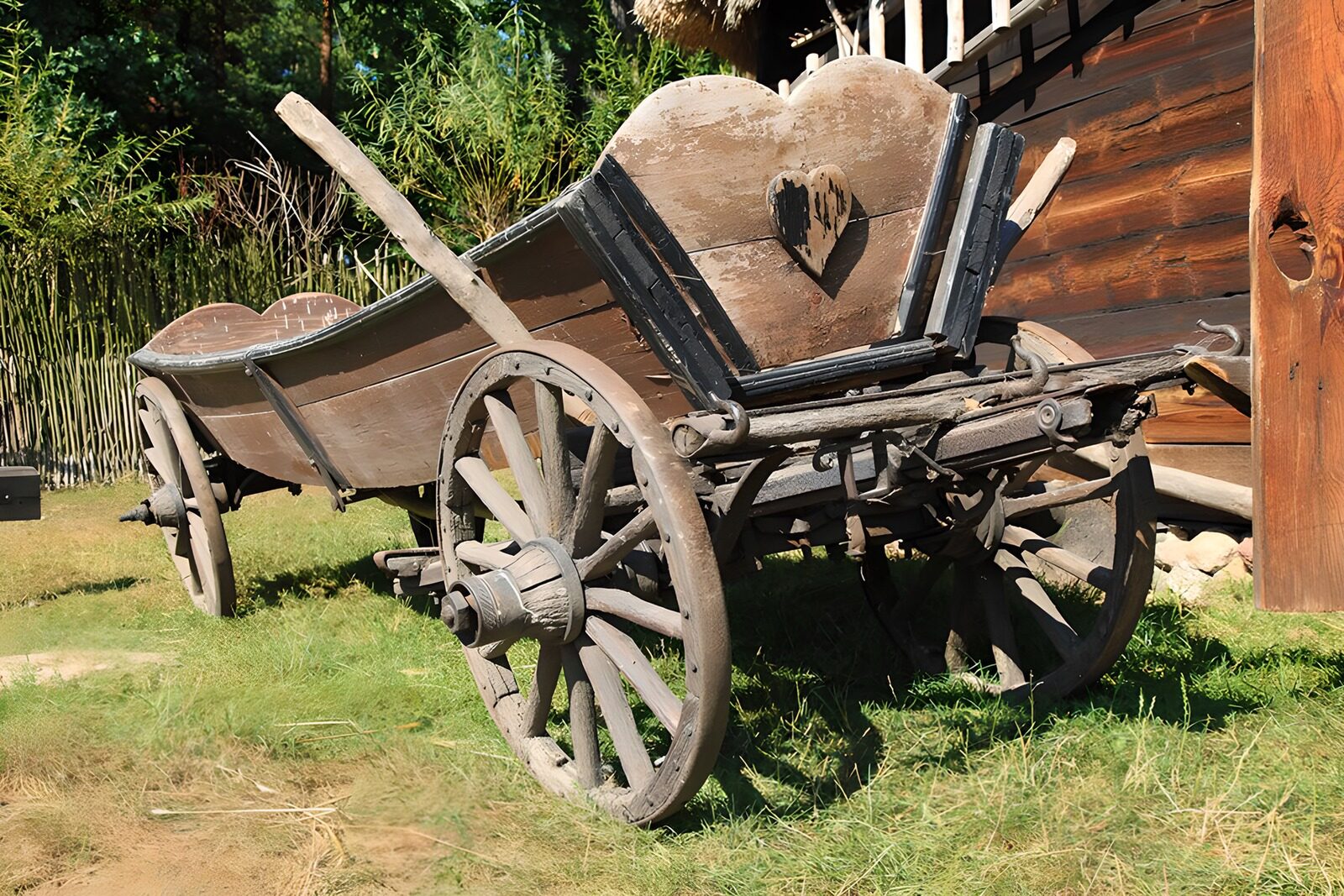 TPES21599: Carro antiguo de madera al sol