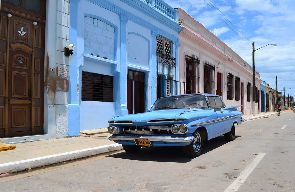 TPES65021: Clásico azul entre fachadas pastel