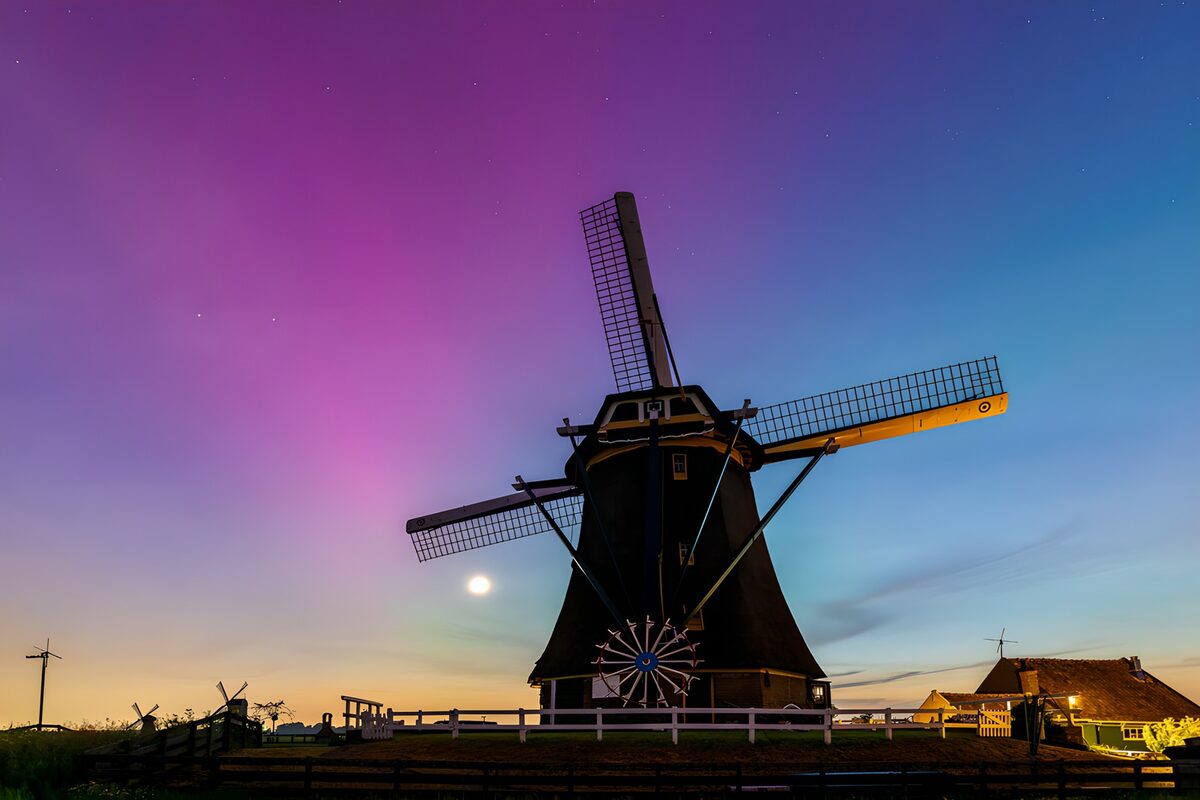 Molino de viento bajo un cielo violeta