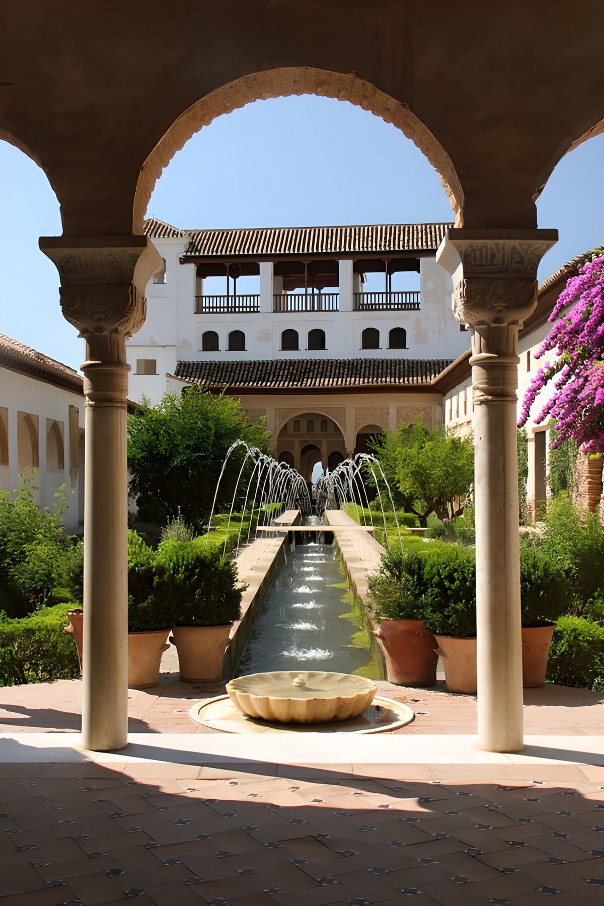 Patio con arcos y fuentes al sol