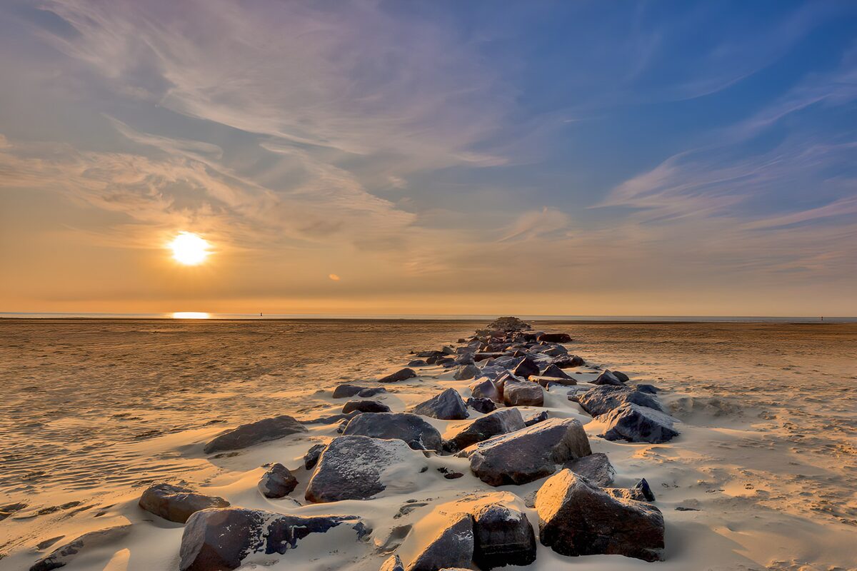 Playa y rocas a la luz del atardecer