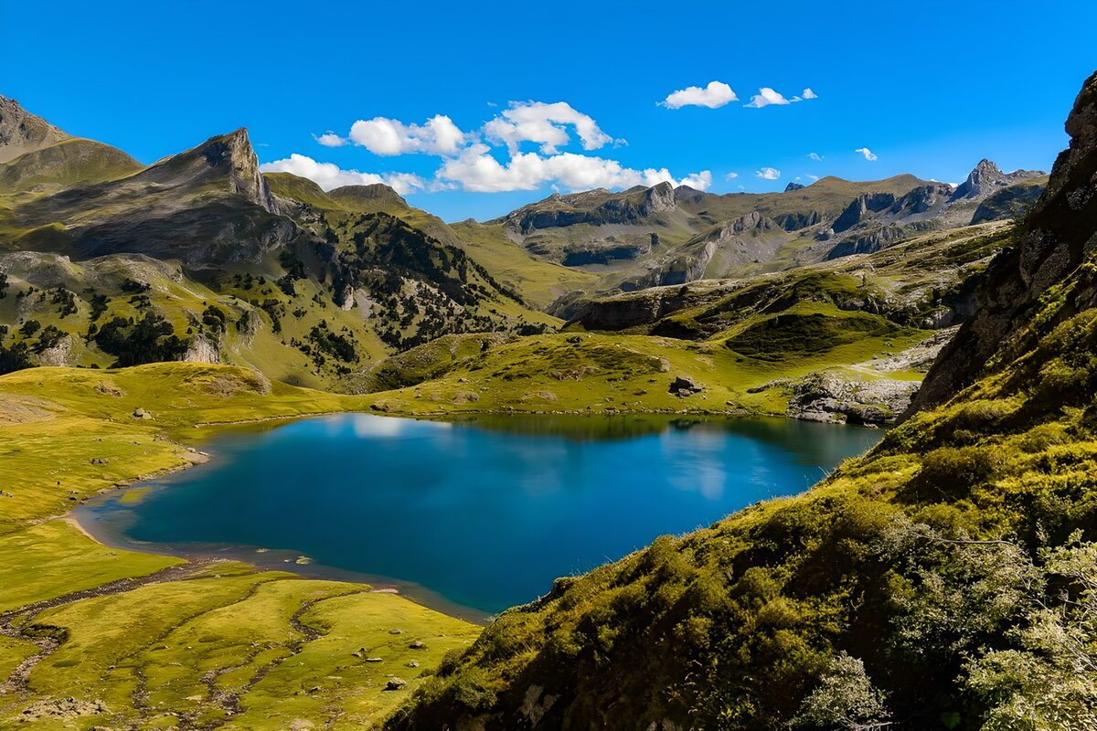 TPES68931: Lago azul entre laderas verdes