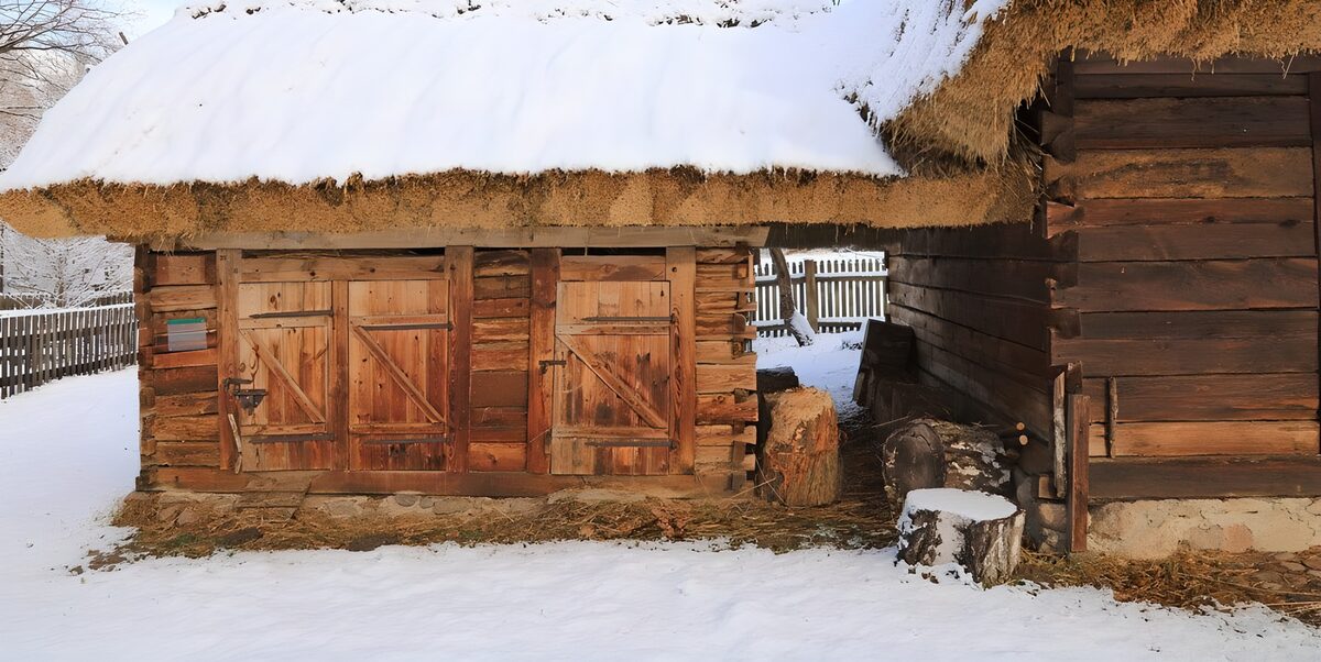Graneros de madera bajo la nieve