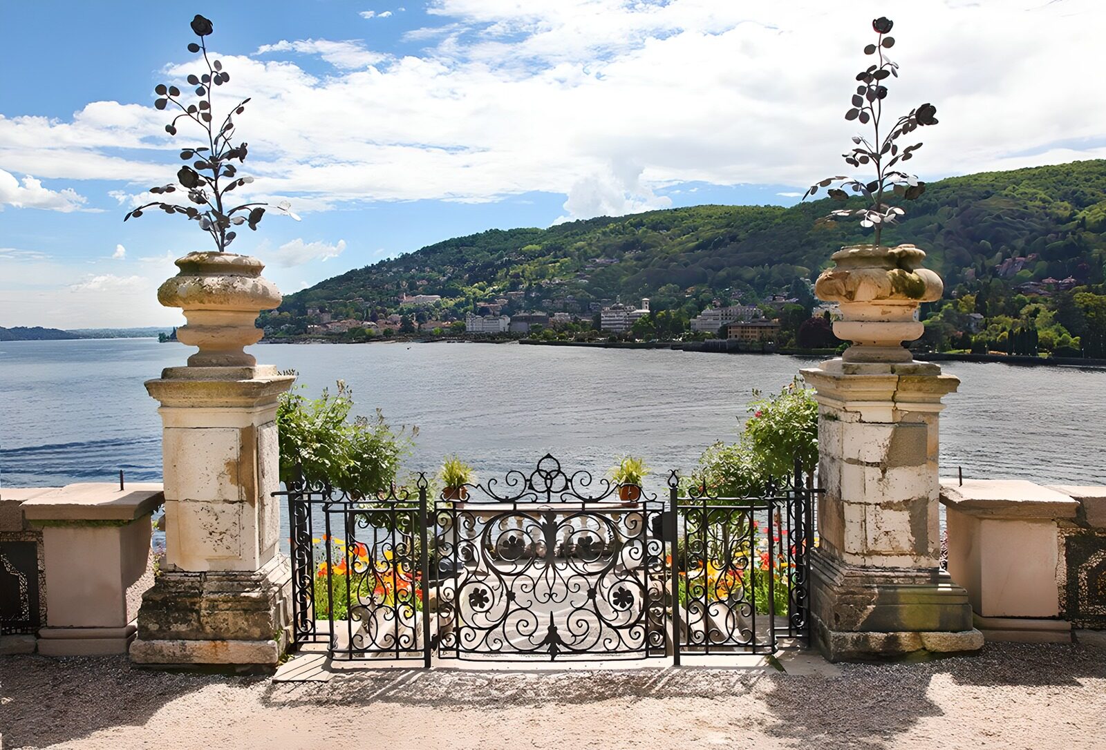 TPES29617: Puerta de forja y jardín junto al lago