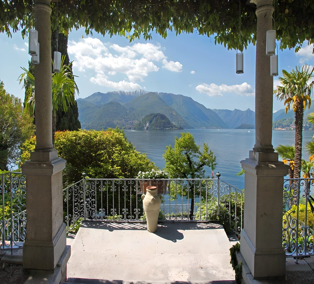 TPES18211: Terraza a la sombra frente al lago