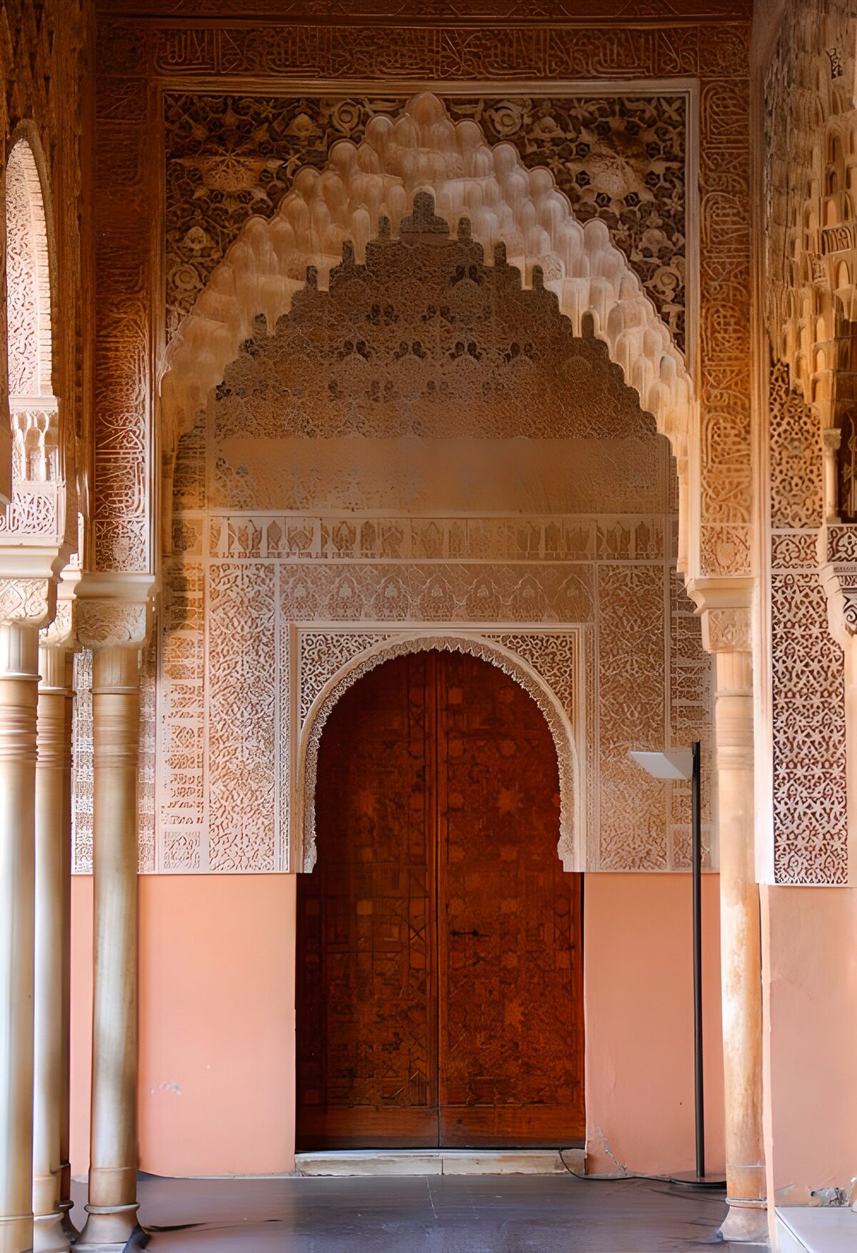Puerta de madera bajo un arco labrado