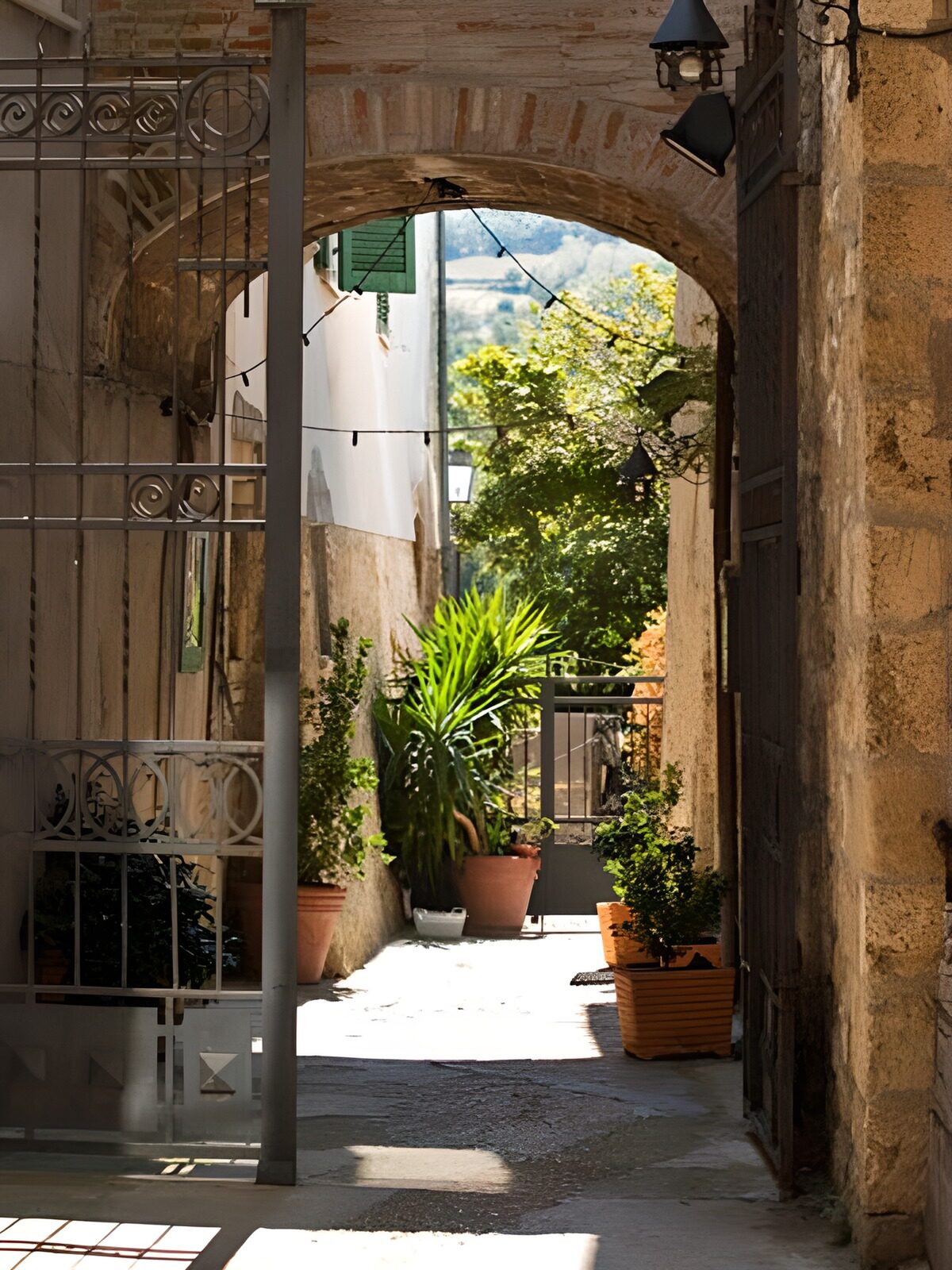 TPES10393: Arco de piedra y macetas al sol