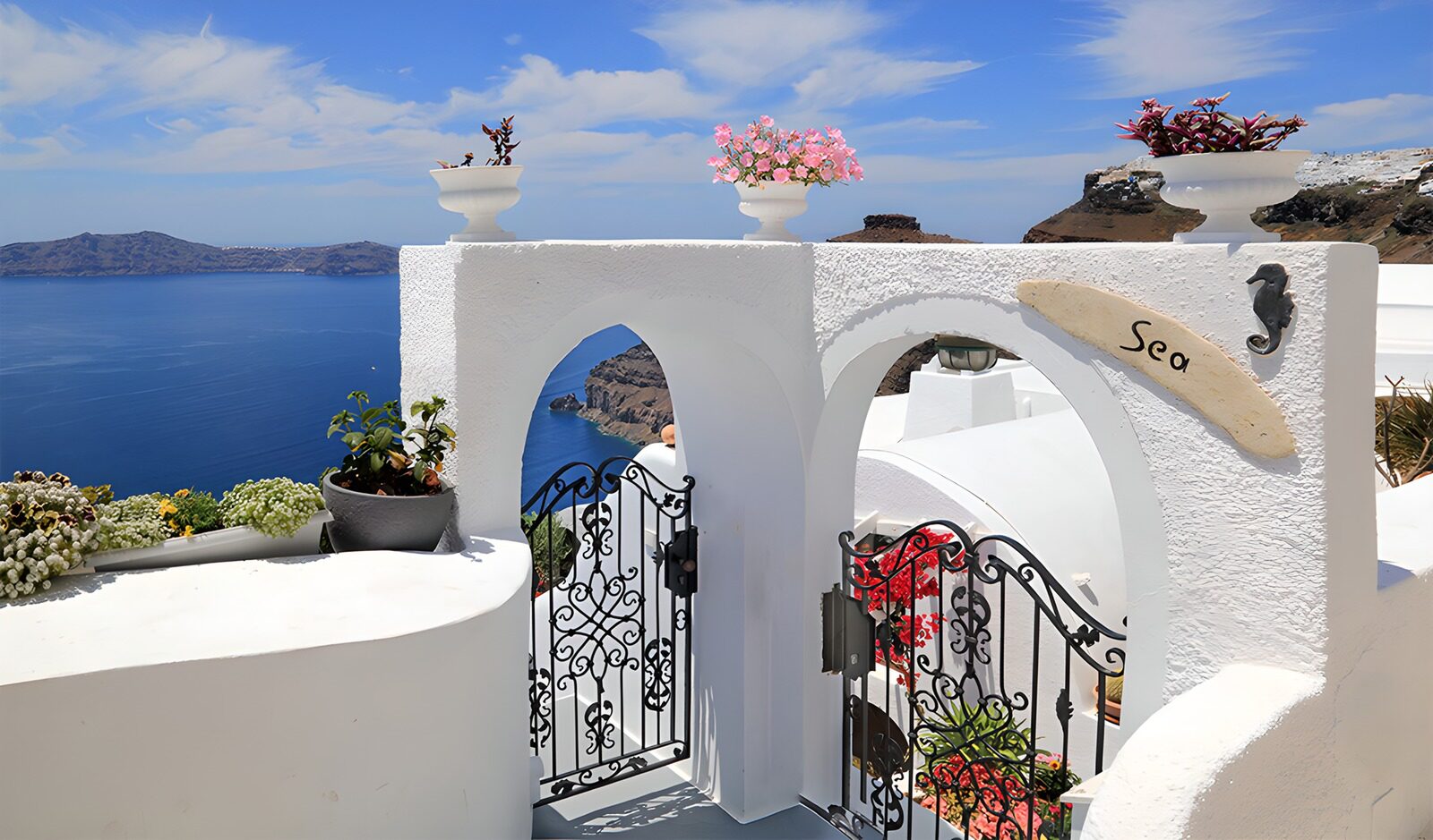 TPES43758: Arcos blancos y rejas al sol junto al mar