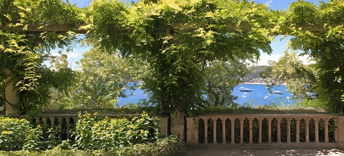 Jardín con pérgola frente a la bahía