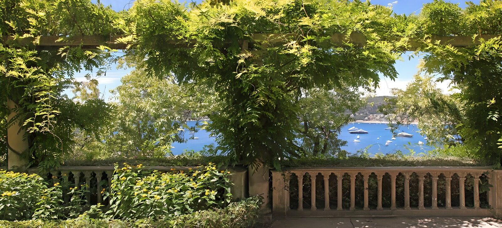 TPES52784: Jardín con pérgola frente a la bahía