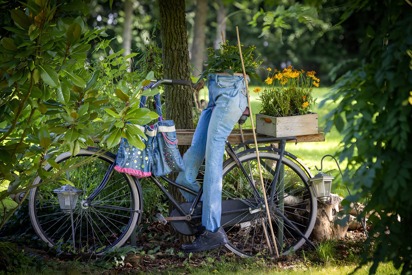 TPES66356: Bicicleta negra con flores y vaqueros