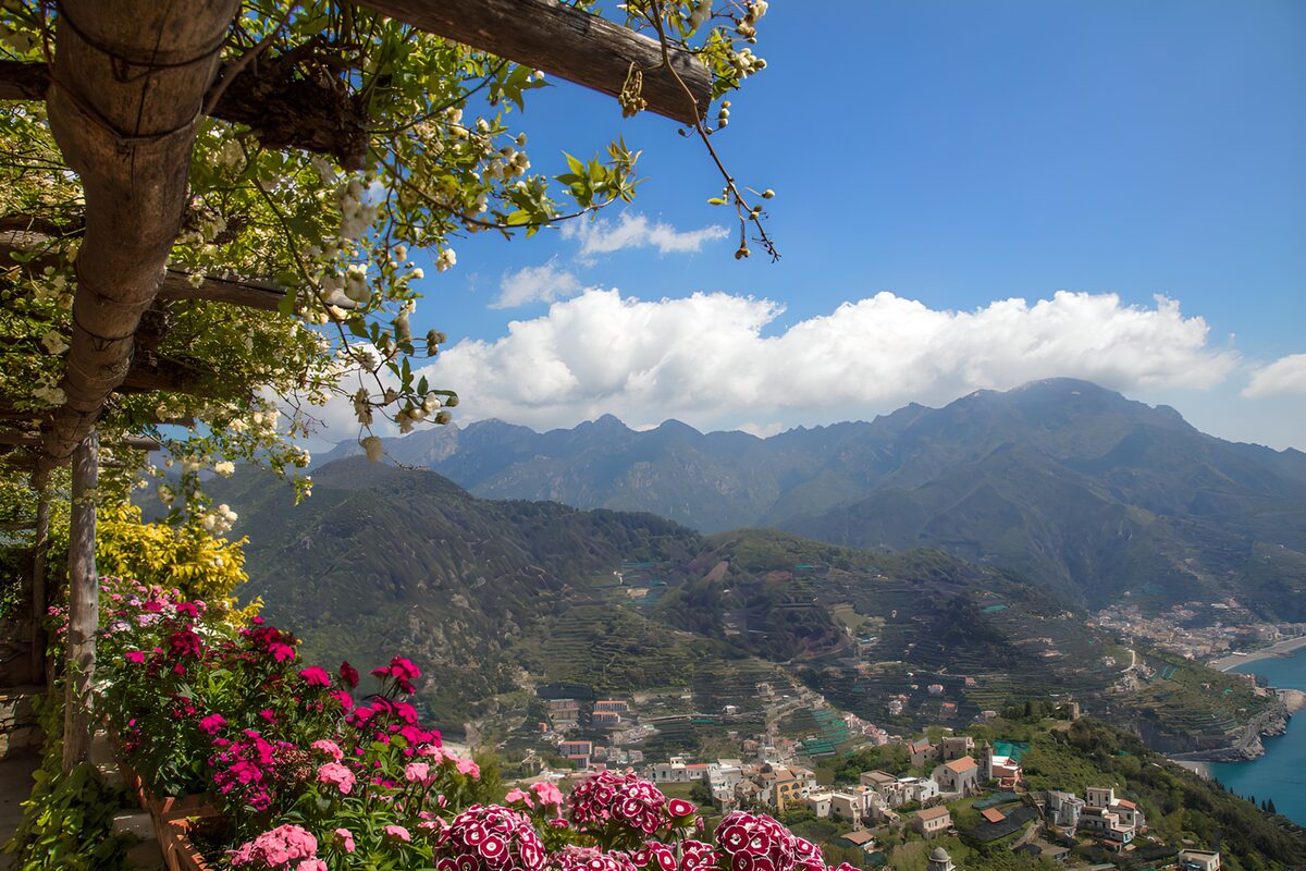 TPES92591: Terraza en flor entre montañas y mar
