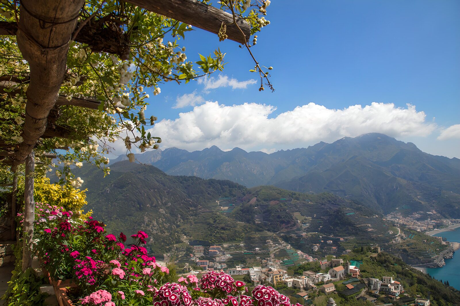 TPES92591: Terraza en flor entre montañas y mar
