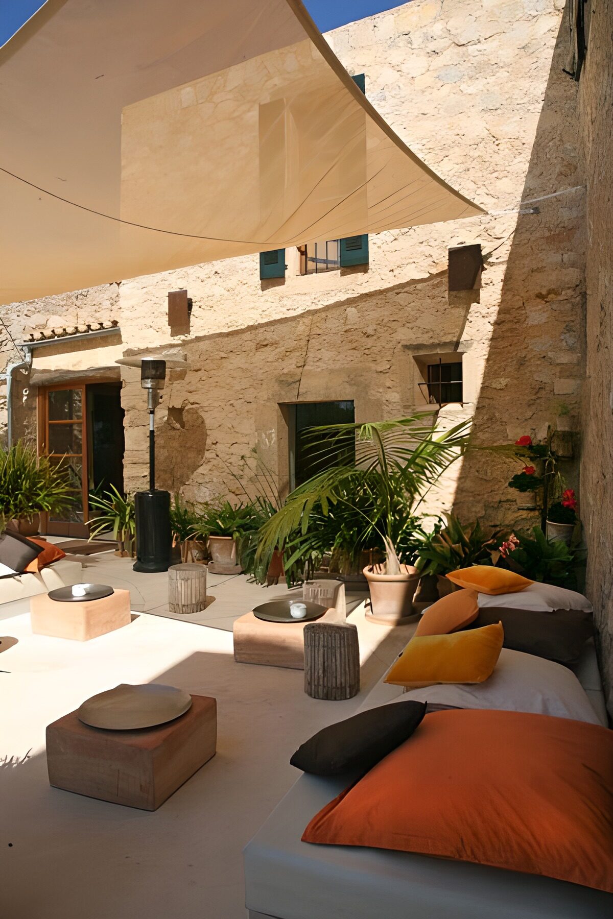 TPES75403: Patio de piedra con cojines al sol