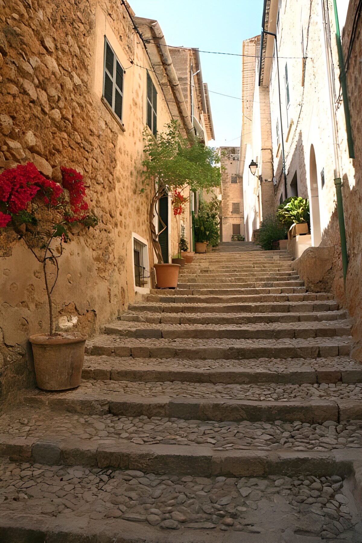 Escalera de piedra entre casas antiguas
