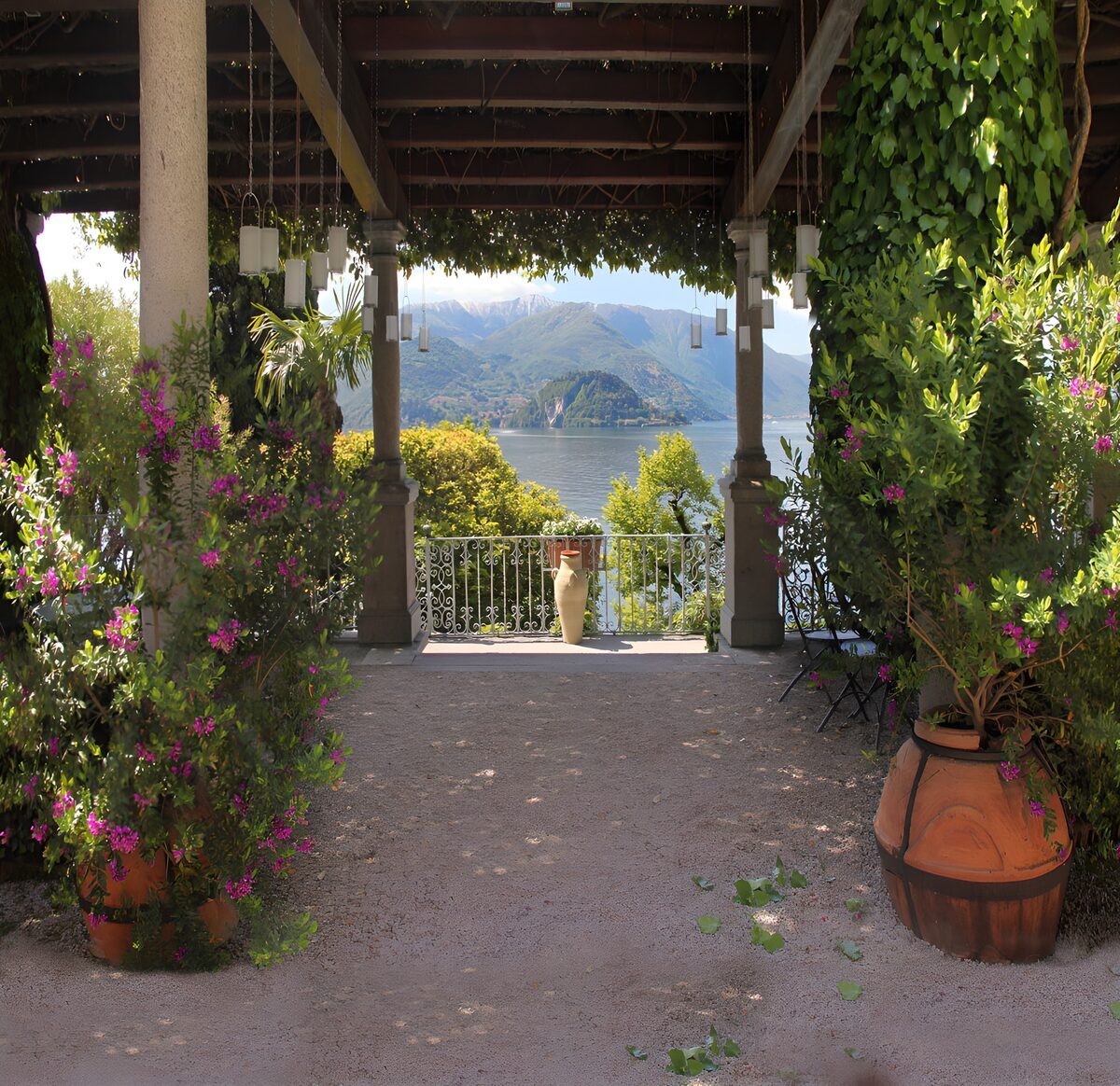 Pérgola con vistas al lago y las montañas
