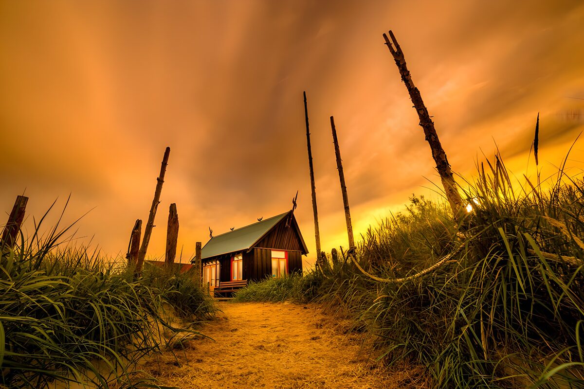 Cabaña entre dunas al atardecer