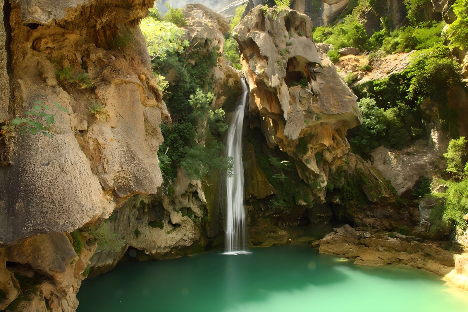 TPES19191: Cascada entre rocas y poza turquesa
