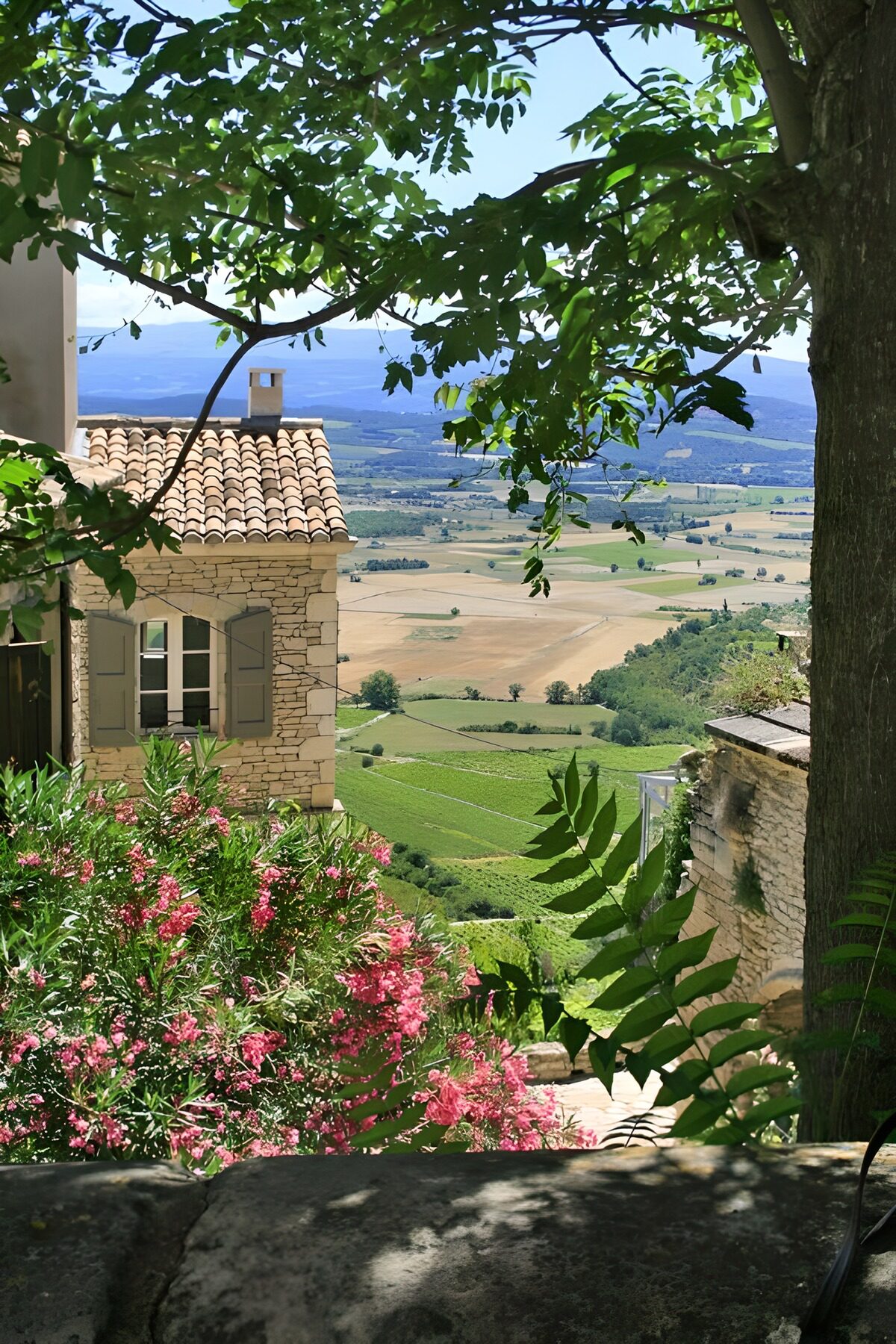 Casa de piedra y valle de verano