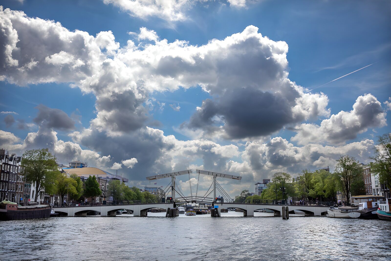TPES38869: Puente levadizo bajo un cielo de nubes
