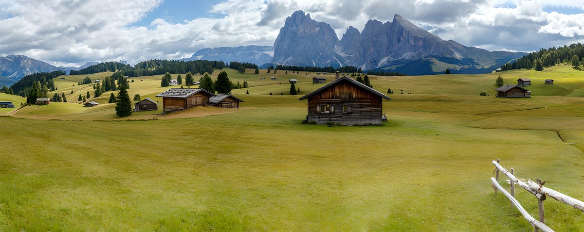 Cabañas en una pradera entre montañas