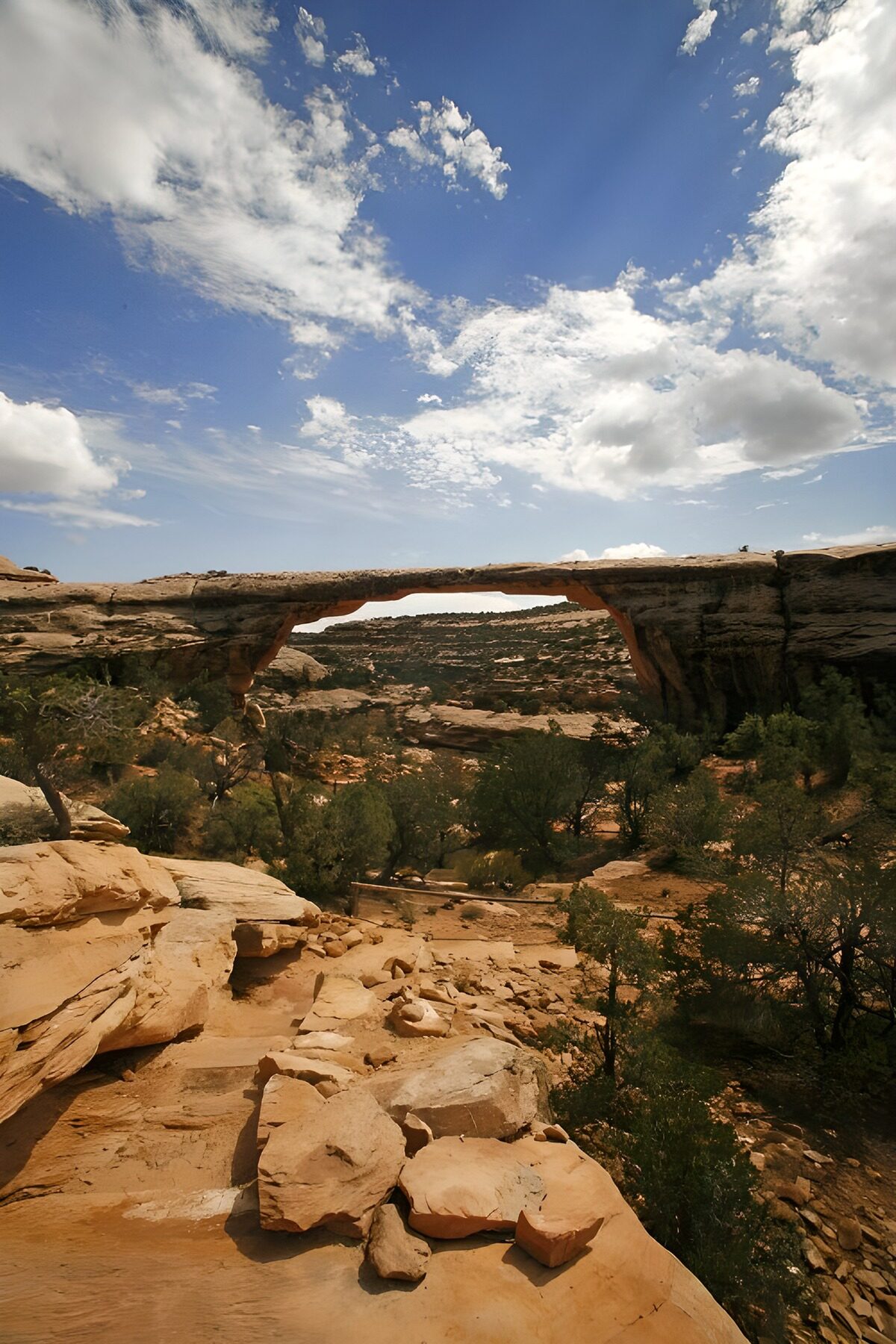 Arco natural sobre un paisaje rocoso