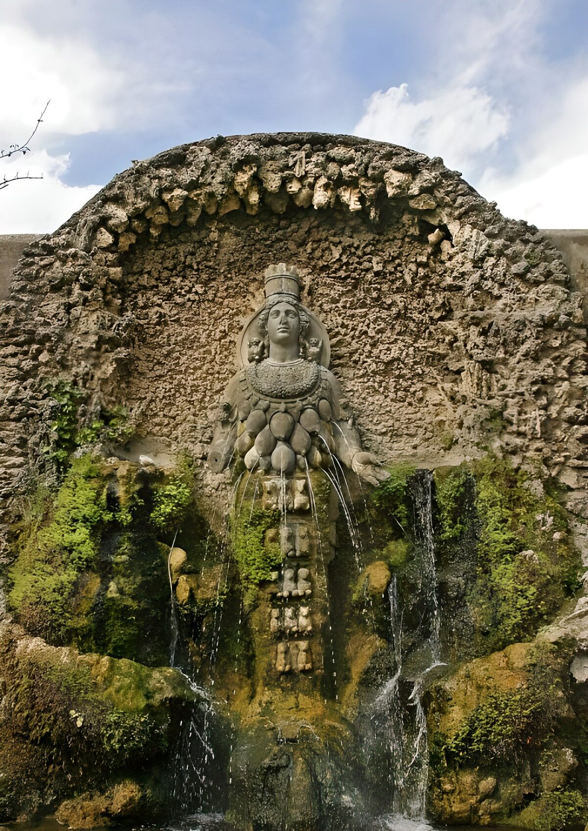 Fuente de piedra con figura femenina