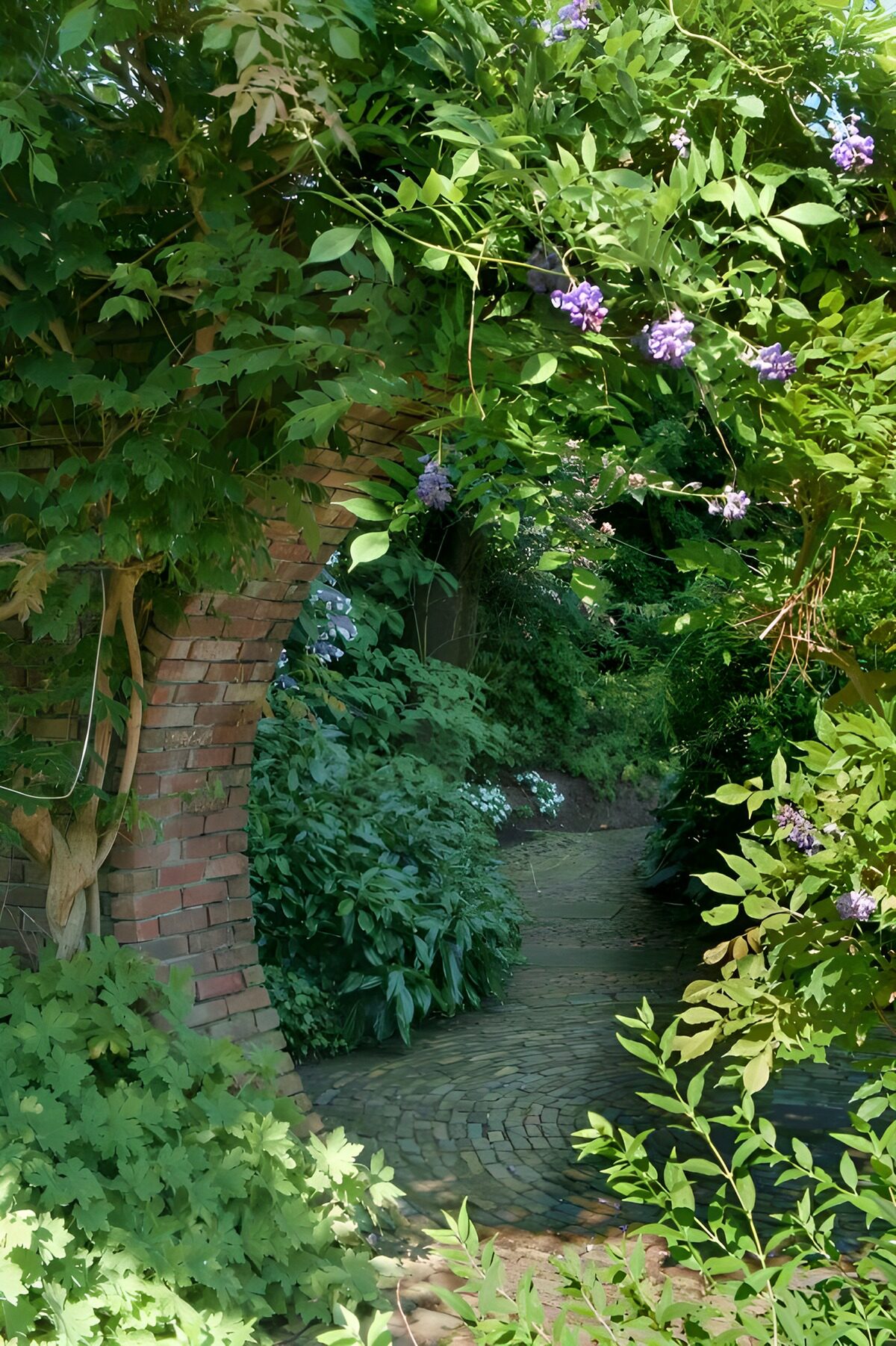 Arco de ladrillo en un jardín escondido