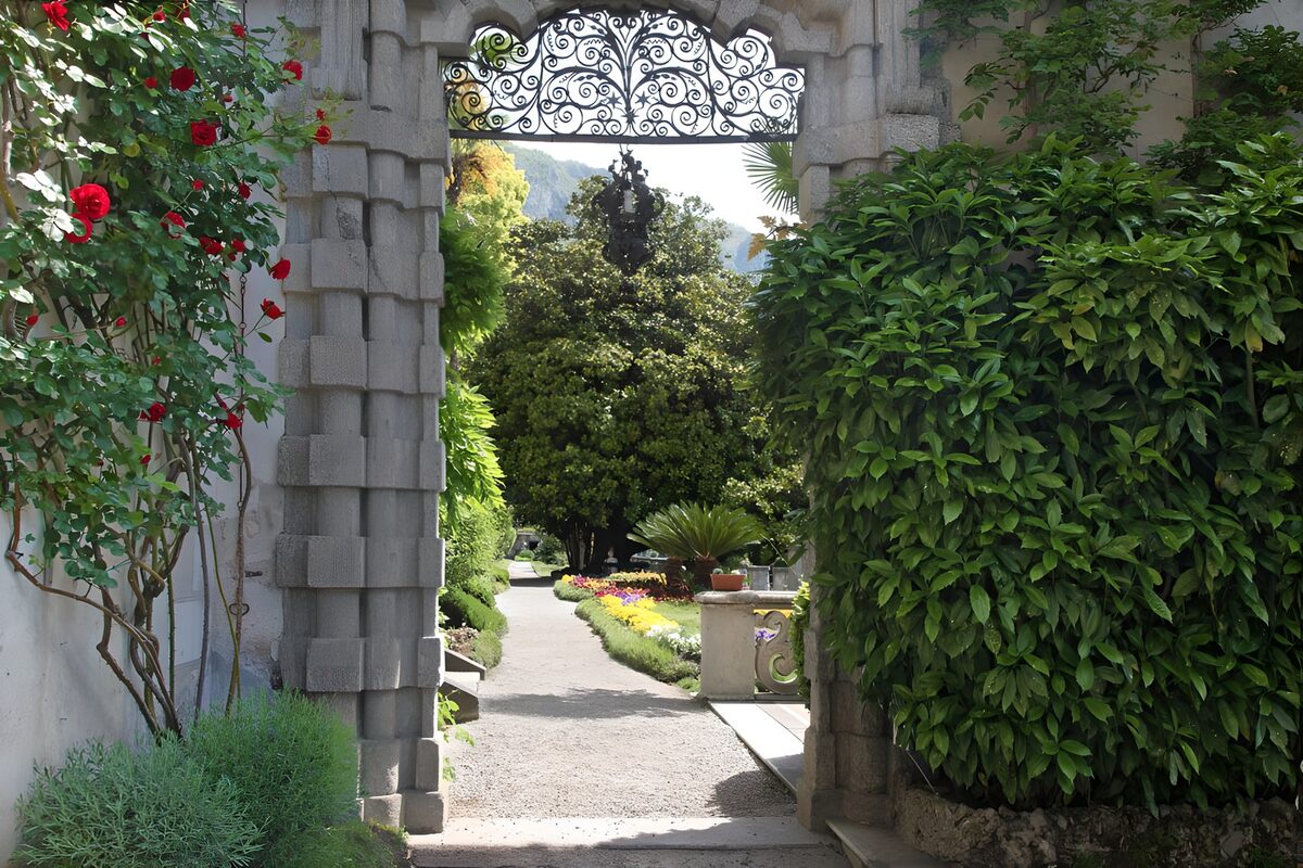 Arco de piedra con rosas al sol