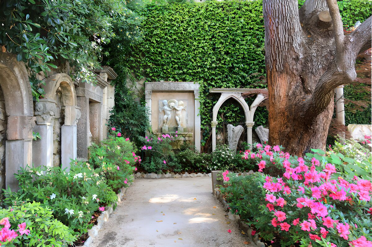 Jardín con arcos y flores rosas