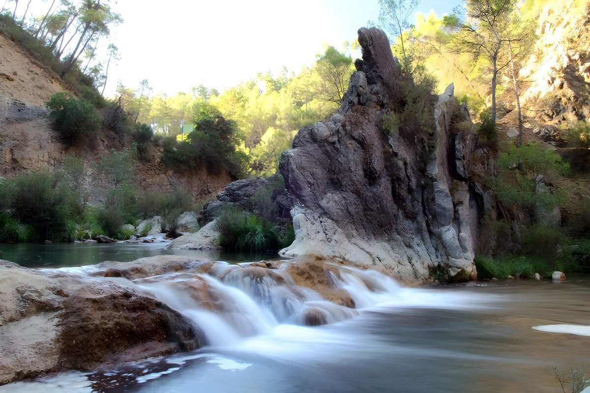 TPES61007: Arroyo en cascada entre rocas y bosque