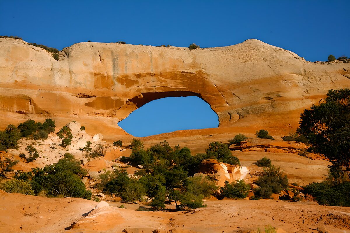 Arco de arenisca a cielo abierto