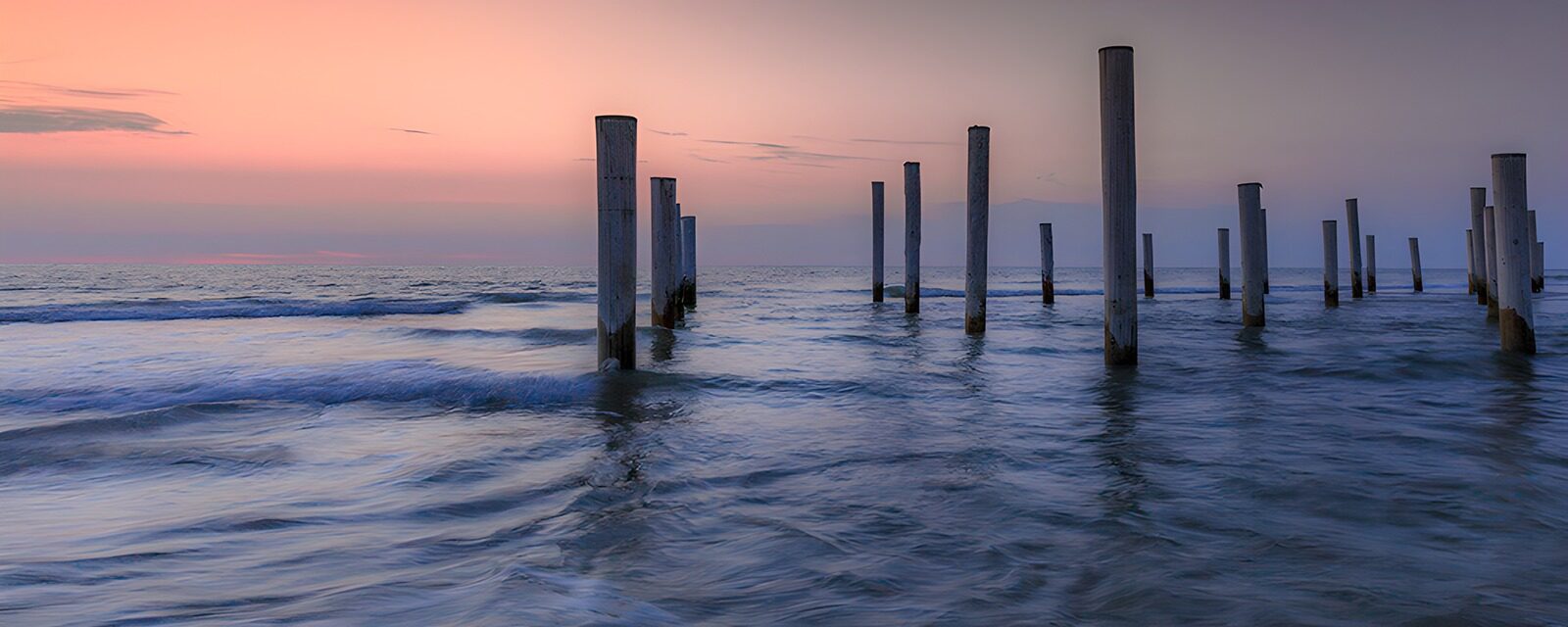 TPES13537: Postes en el mar al atardecer