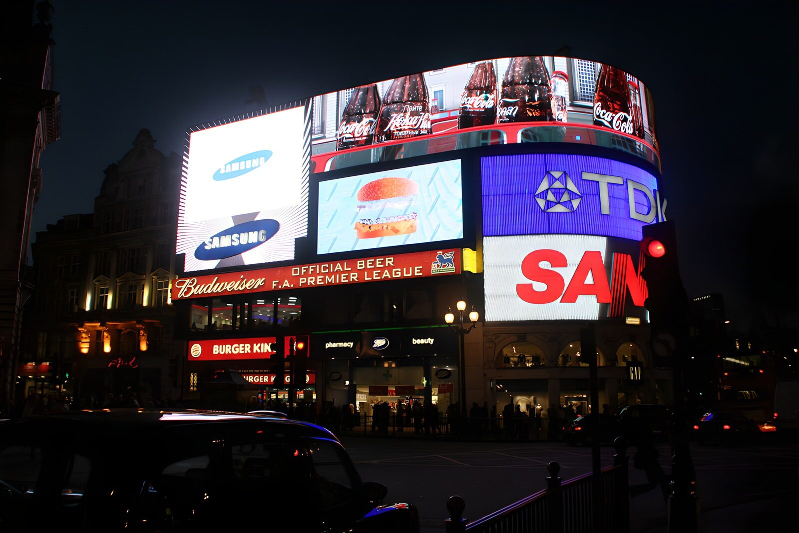 TPES57630: Anuncios luminosos en el Londres nocturno