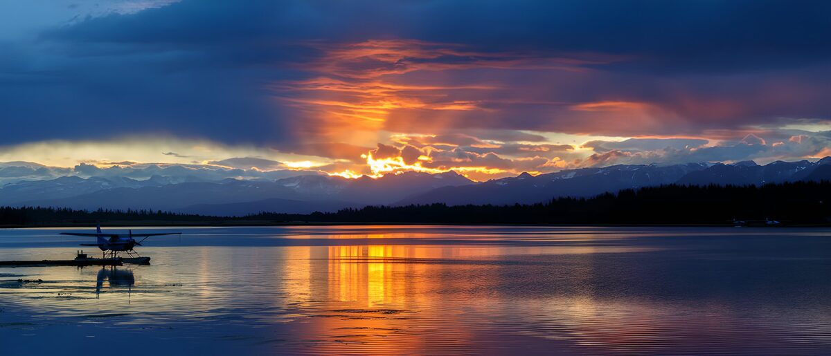 Hidroavión en un lago al atardecer