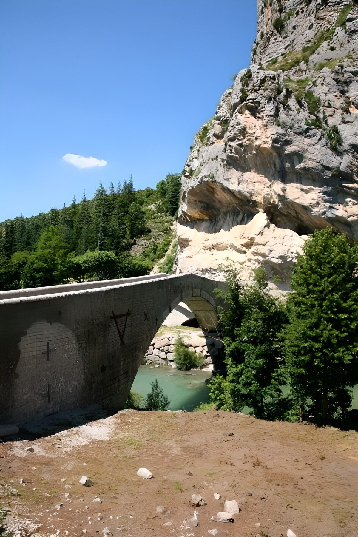 Puente de arco sobre el río turquesa