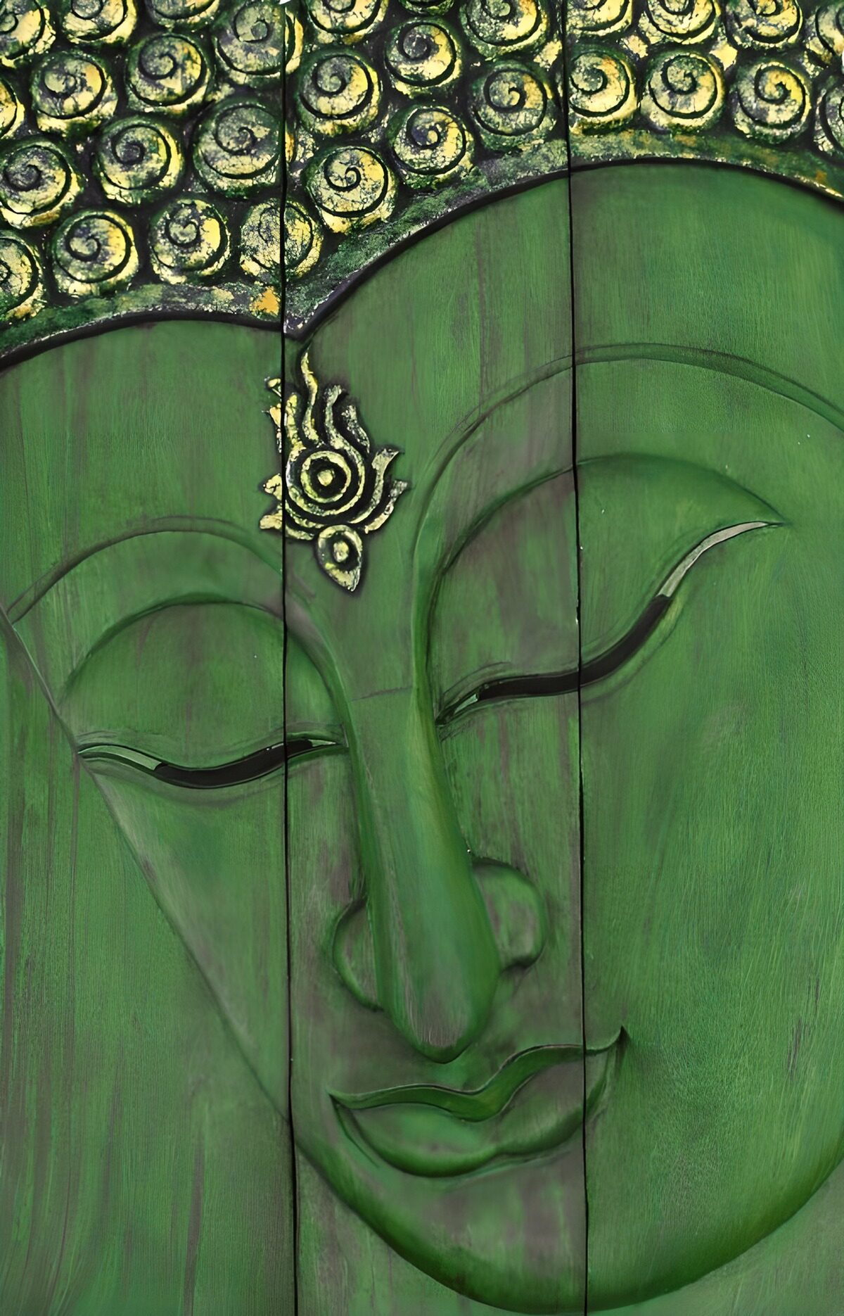 Rostro de Buda en verde y oro, en calma
