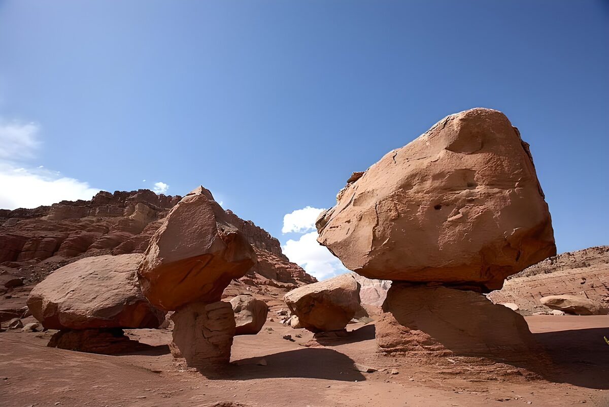 Rocas en equilibrio bajo el cielo azul