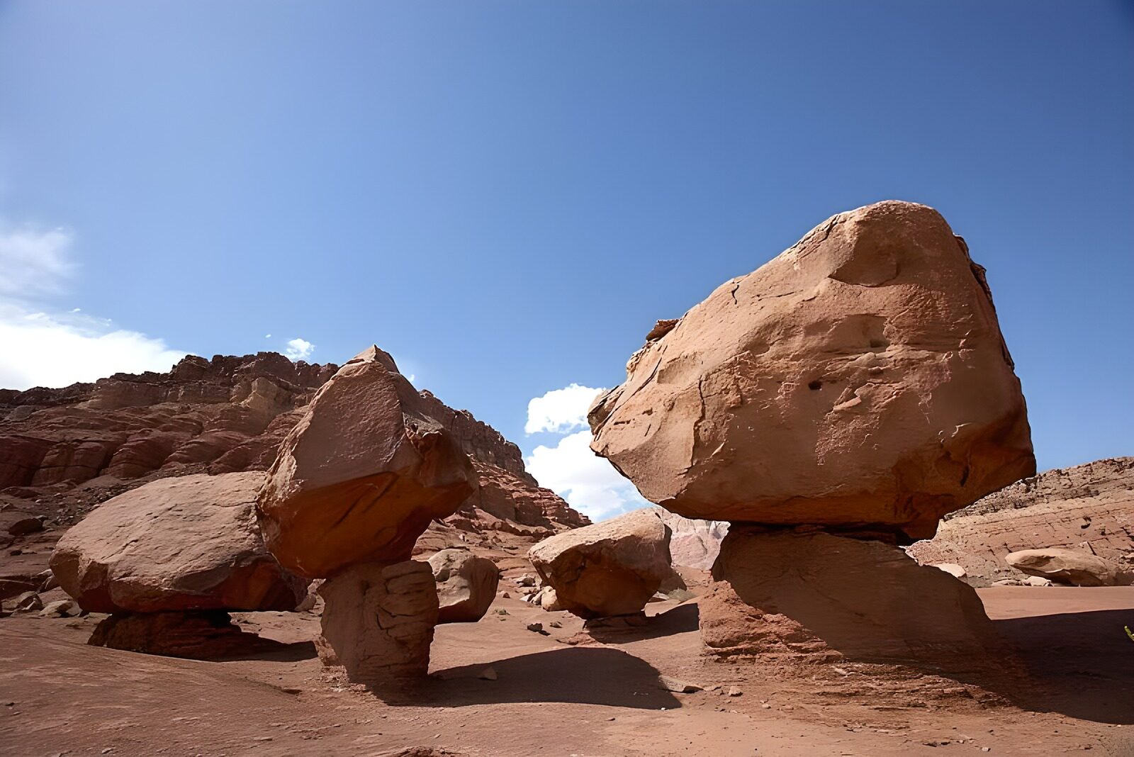 TPES93318: Rocas en equilibrio bajo el cielo azul