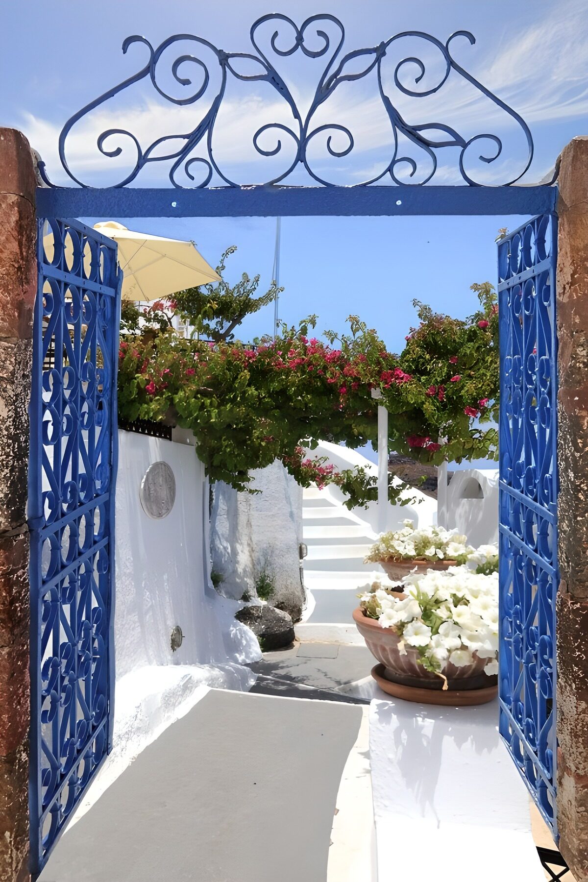 Puerta azul a un patio soleado