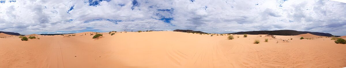 Dunas anaranjadas bajo un cielo de nubes