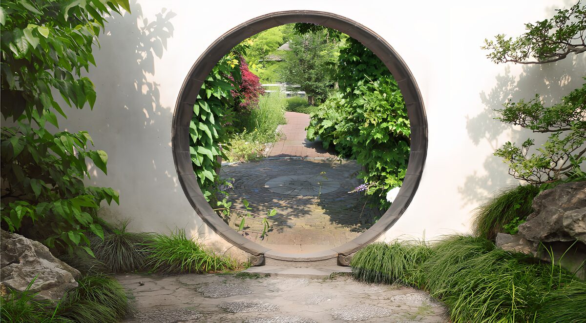 Puerta circular en un jardín frondoso