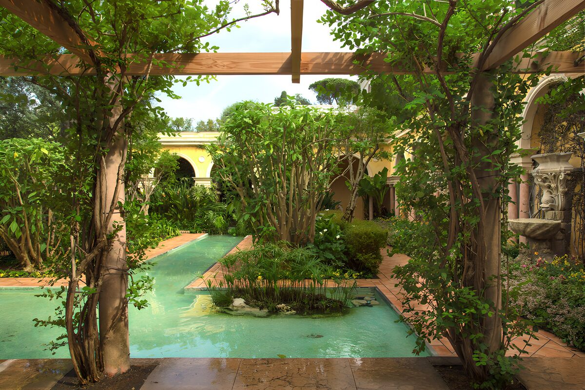 Jardín con pérgola y agua turquesa